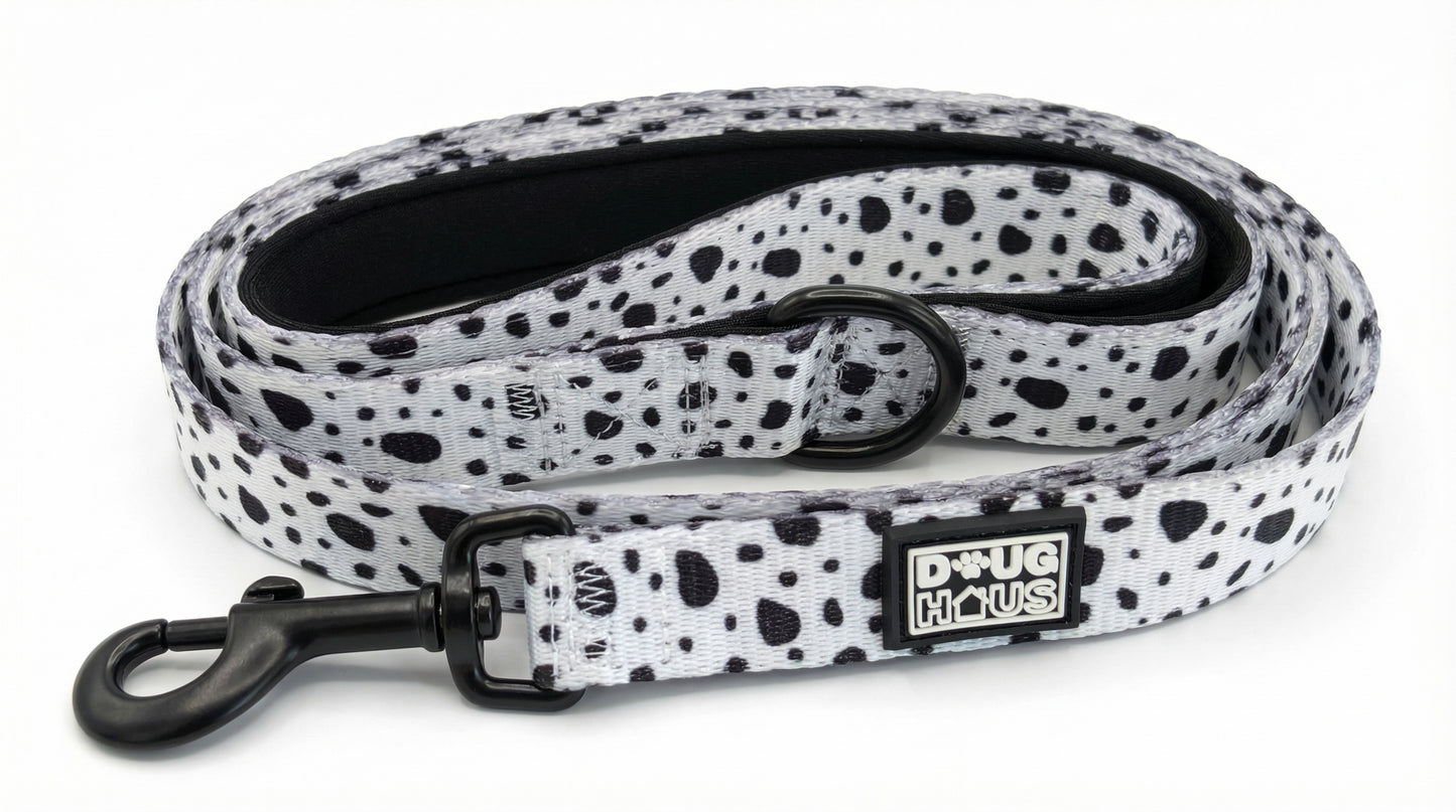 Dog leash with black and white pattern